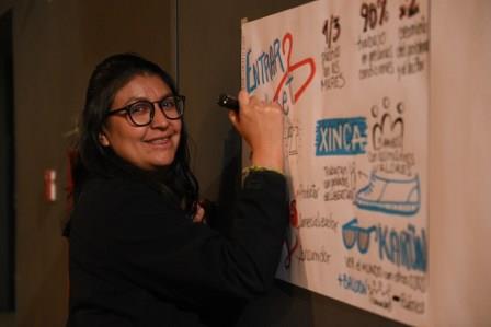 Daniela from Red Impacto Latam Project at flipchart
